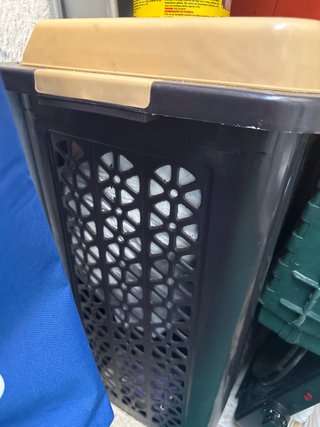 Cesto de ropa oscuro con tapa beige nuevo