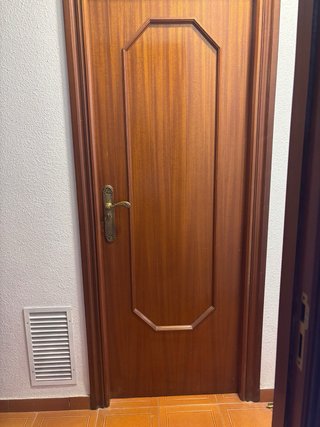 Puerta de madera de paso interior