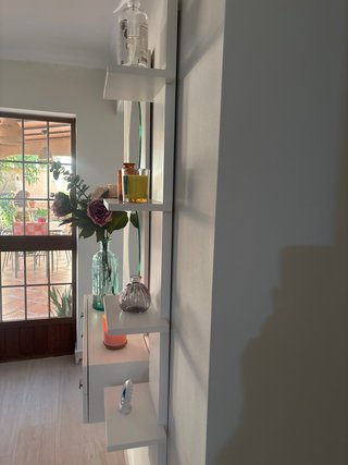 Recibidor moderno con espejo y cajones