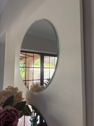 Recibidor moderno con espejo y cajones