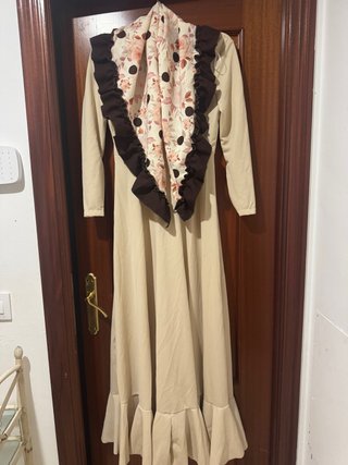 Traje de flamenca beige con pico marrón