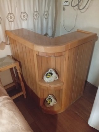 Barra del bar in legno con 2 poltroncine