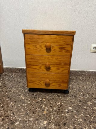 Mesita de noche de pino con ruedas