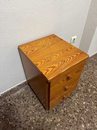 Mesita de noche de pino con ruedas