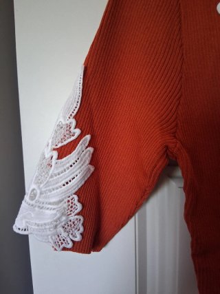 Blusa naranja con encaje blanco Talla M