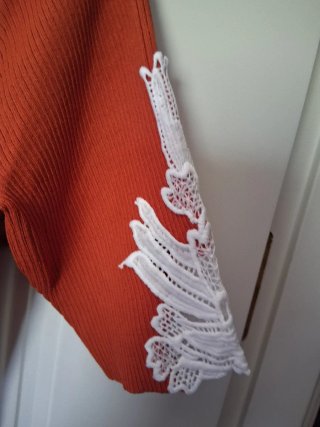 Blusa naranja con encaje blanco Talla M