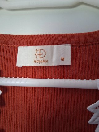 Blusa naranja con encaje blanco Talla M