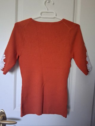 Blusa naranja con encaje blanco Talla M