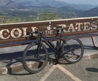 Bicicleta de carretera negra y verde