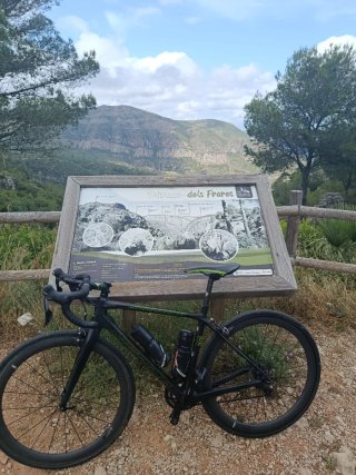 Bicicleta de carretera negra y verde
