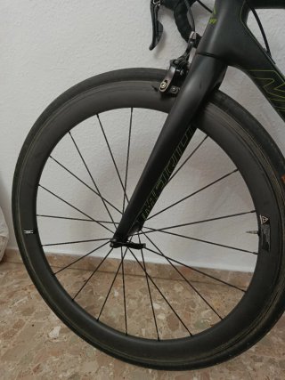 Bicicleta de carretera negra y verde