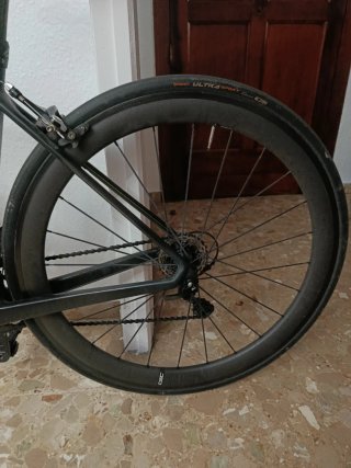 Bicicleta de carretera negra y verde