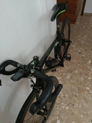 Bicicleta de carretera negra y verde