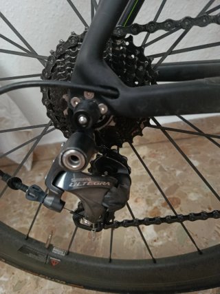 Bicicleta de carretera negra y verde