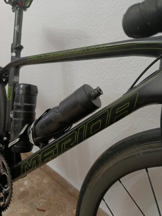 Bicicleta de carretera negra y verde