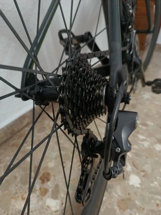 Bicicleta de carretera negra y verde