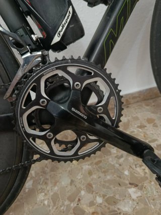 Bicicleta de carretera negra y verde