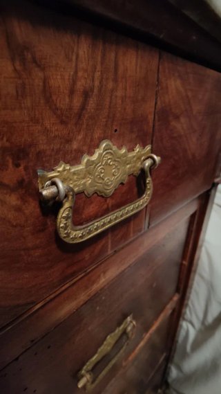 Comò elegante in legno e marmo
