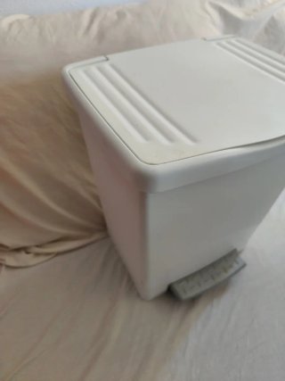 Cubo de basura blanco con pedal