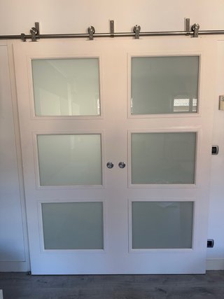 Puerta corredera doble blanca con cristal