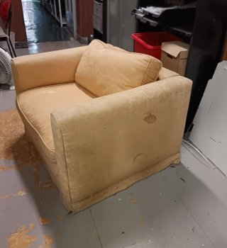 SE REGALA-Sofá individual vintage beige tela.