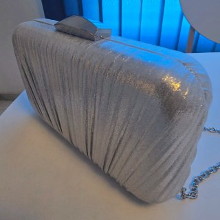 Elegante cartera de fiesta plateada
