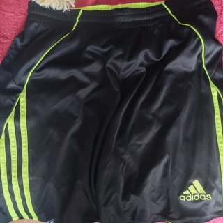 Pantalón corto Adidas negro y verde