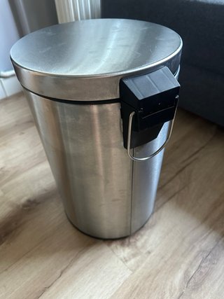 Cubo de basura metálico con pedal