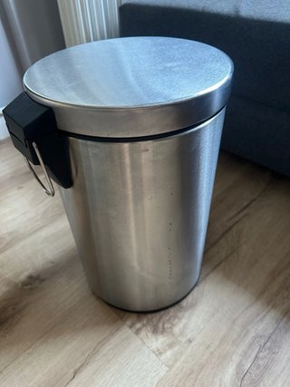 Cubo de basura metálico con pedal
