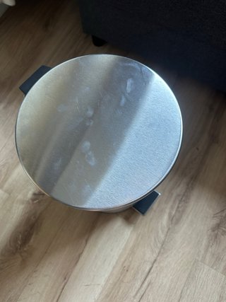 Cubo de basura metálico con pedal