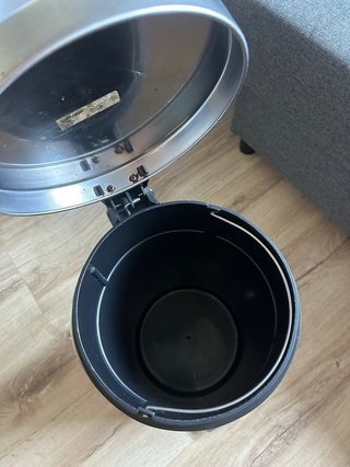 Cubo de basura metálico con pedal