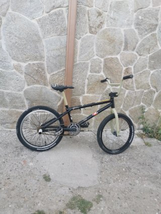 Bicicleta BMX negra y beige