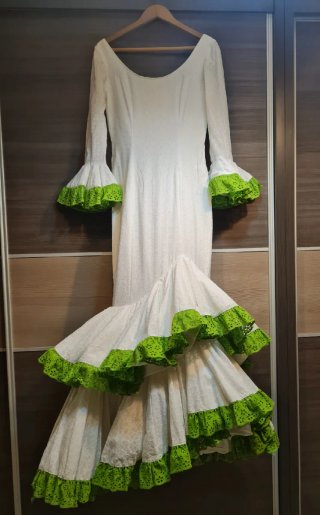 Vestido Flamenca Blanco con tira bordada verde.