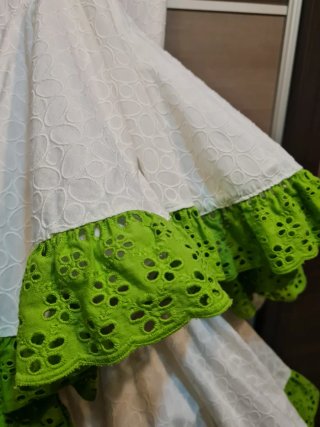 Vestido Flamenca Blanco con tira bordada verde.