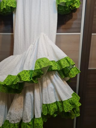 Vestido Flamenca Blanco con tira bordada verde.
