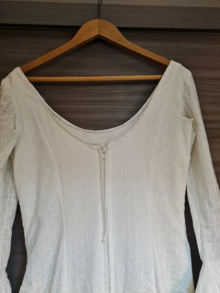 Vestido Flamenca Blanco con tira bordada verde.