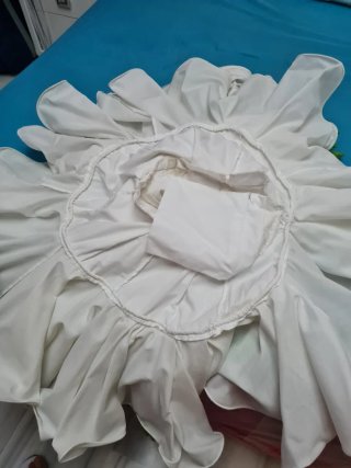 Vestido Flamenca Blanco con tira bordada verde.