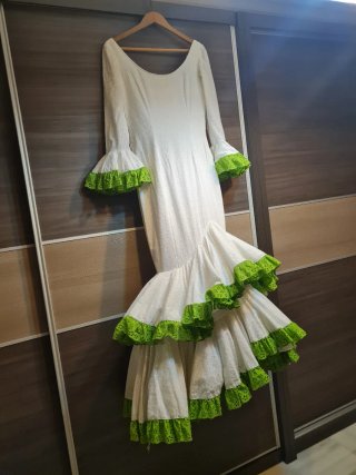 Vestido Flamenca Blanco con tira bordada verde.