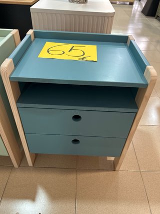 Mueble de salón blanco con puertas