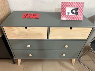 Mueble de salón blanco con puertas