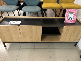 Mueble de salón blanco con puertas