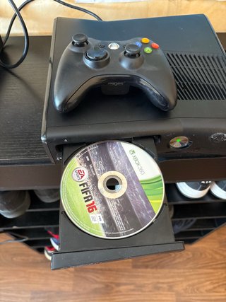 Xbox 360 Negra con Mando y FIFA16