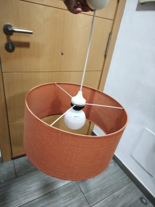 Lámpara de tela naranja y blanca