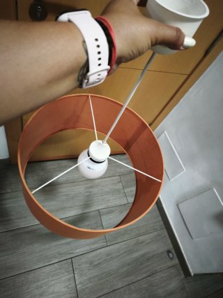Lámpara de tela naranja y blanca