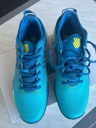 Zapatillas deportivas azules y turquesas nuevas,