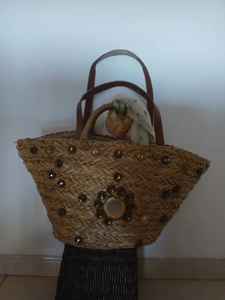 Capazo de rafia con adornos