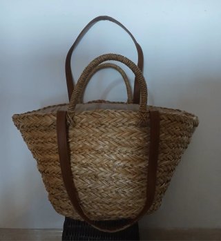 Capazo de rafia con adornos