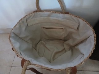 Capazo de rafia con adornos