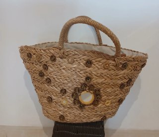 Capazo de rafia con adornos