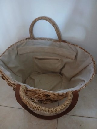 Capazo de rafia con adornos
